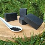 Savon Forêt noir sur une planche en bois en extérieur