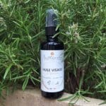 Huile visage naturelle éclat et anti âge au calendula, avocat, sésame et géranium - flacon en verre sur fond végétalisé