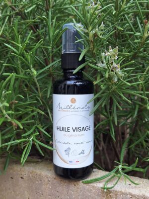 Huile visage naturelle éclat et anti âge au calendula, avocat, sésame et géranium - flacon en verre sur fond végétalisé