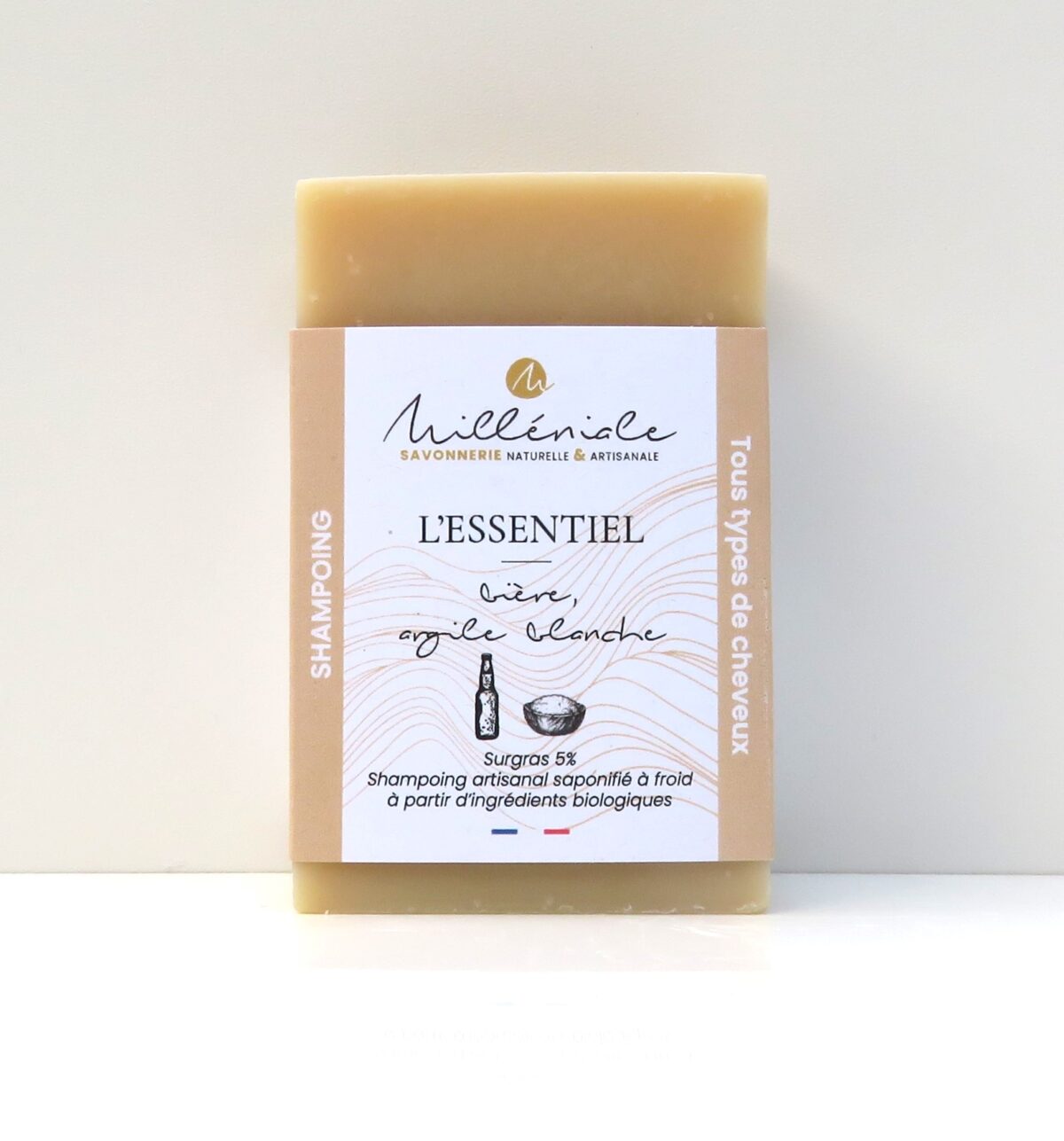 Shampoing solide bio L’Essentiel dans son emballage recyclable, adapté à tous types de cheveux