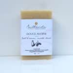 Savon artisanal peau sensible au lait d’avoine et huile d’amande douce avec étiquette, sur fond blanc.