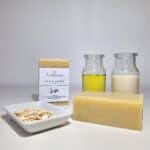Savon Douce Avoine Milléniale avec et sans étiquette, accompagné de flocons d’avoine, huile d’amande douce et lait d’avoine.