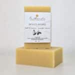 Savon lait d'avoine, Douce Avoine Milléniale enrichi en lait d’avoine et huile d’amande douce, présenté avec et sans étiquette sur fond blanc.