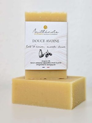 Savon lait d'avoine, Douce Avoine Milléniale enrichi en lait d’avoine et huile d’amande douce, présenté avec et sans étiquette sur fond blanc.