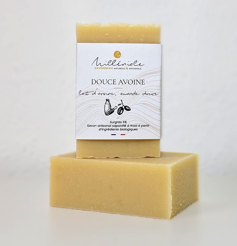 Savon naturel Douce Avoine Milléniale enrichi en lait d’avoine et huile d’amande douce, présenté avec et sans étiquette sur fond blanc.