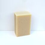 Savon naturel peau sensible sans huiles essentielles, savon Douce Avoine nu sur fond blanc.
