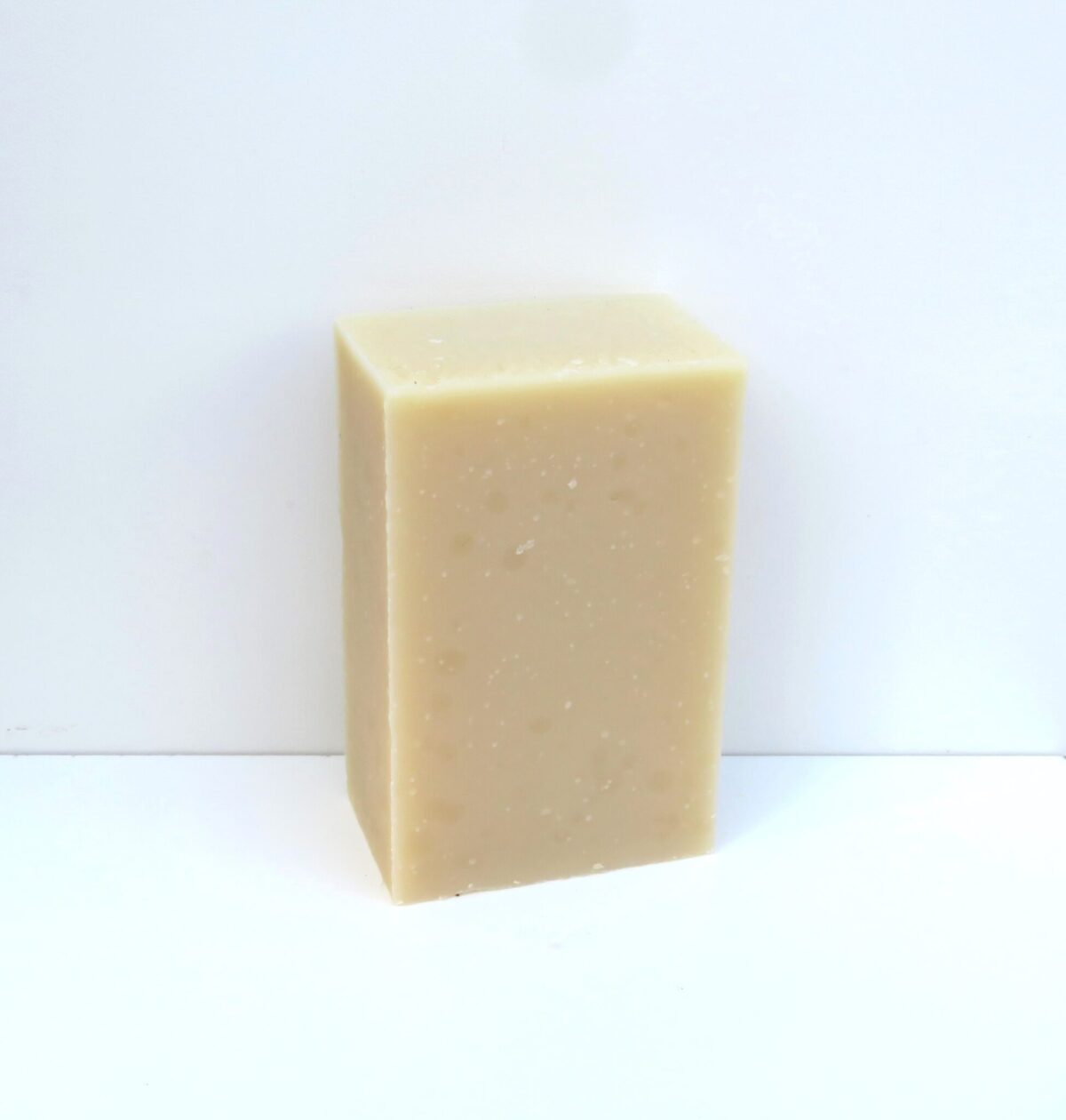Savon naturel peau sensible sans huiles essentielles, savon Douce Avoine nu sur fond blanc.
