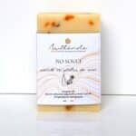 Savon solide artisanal au calendula avec étiquette, sur fond blanc.