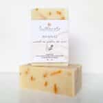Savon calendula no Souci naturel au Milléniale présenté avec et sans étiquette sur fond blanc.