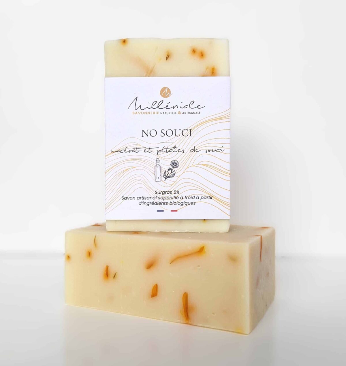 Savon calendula no Souci naturel au Milléniale présenté avec et sans étiquette sur fond blanc.