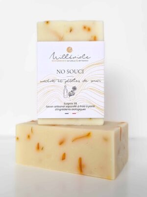 Savon calendula no Souci naturel au Milléniale présenté avec et sans étiquette sur fond blanc.
