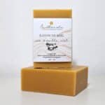 Savon miel Rayon de Miel Milléniale au miel et cire d’abeille, présenté avec et sans étiquette sur fond blanc.