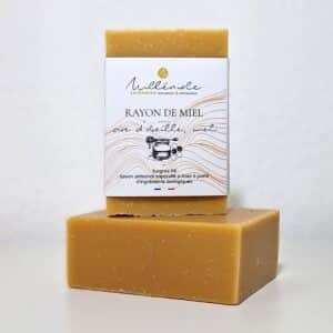 Savon miel Rayon de Miel Milléniale au miel et cire d’abeille, présenté avec et sans étiquette sur fond blanc.