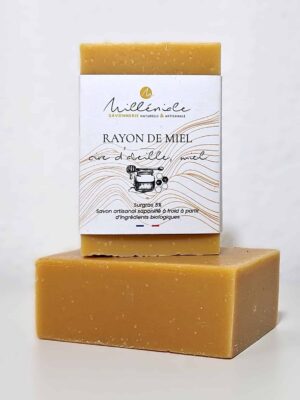 Savon miel Rayon de Miel Milléniale au miel et cire d’abeille, présenté avec et sans étiquette sur fond blanc.