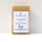 Shampoing solide L’Essentiel dans son emballage recyclable, adapté à tous types de cheveux