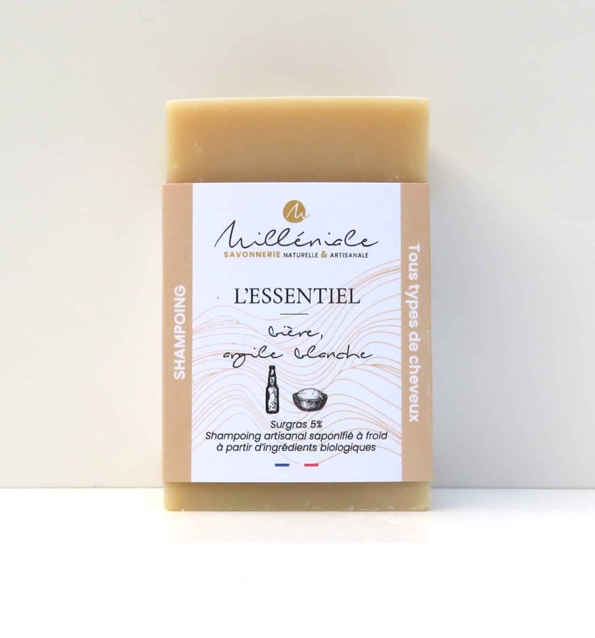 Shampoing solide L’Essentiel dans son emballage recyclable, adapté à tous types de cheveux