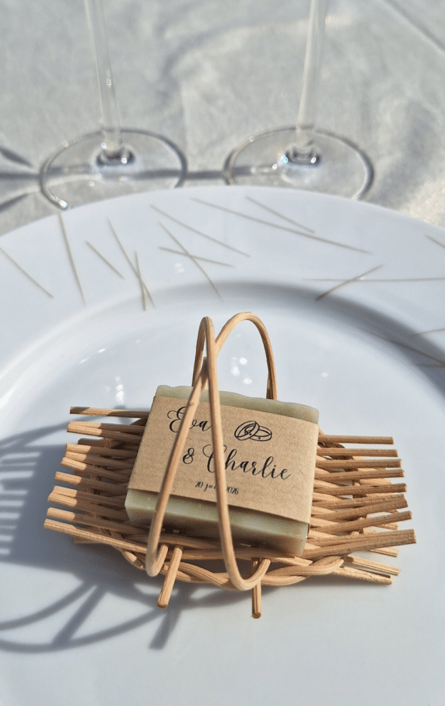 Savons personnalisés invités table mariage